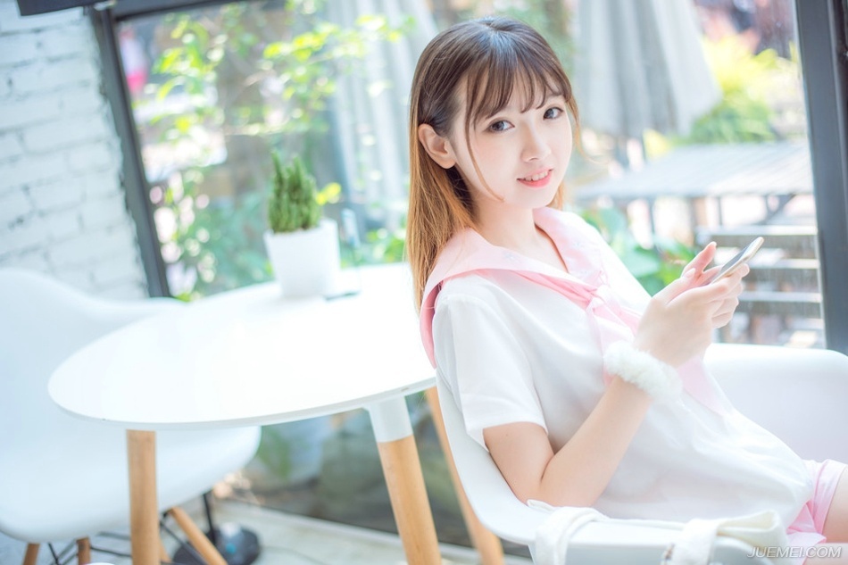 云淡风轻，细水长流，何止君子之交。爱情不也是如此，才叫落花流水，天上人间?——三毛《亲爱的三毛》